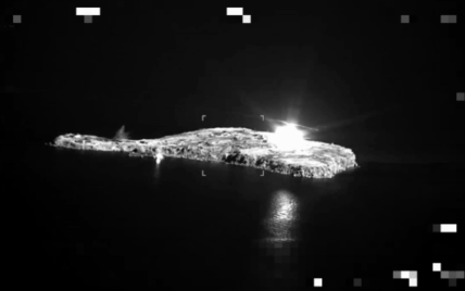 Російські літаки двічі вдарили фосфорними бомбами по острову Зміїний: Залужний показав відео