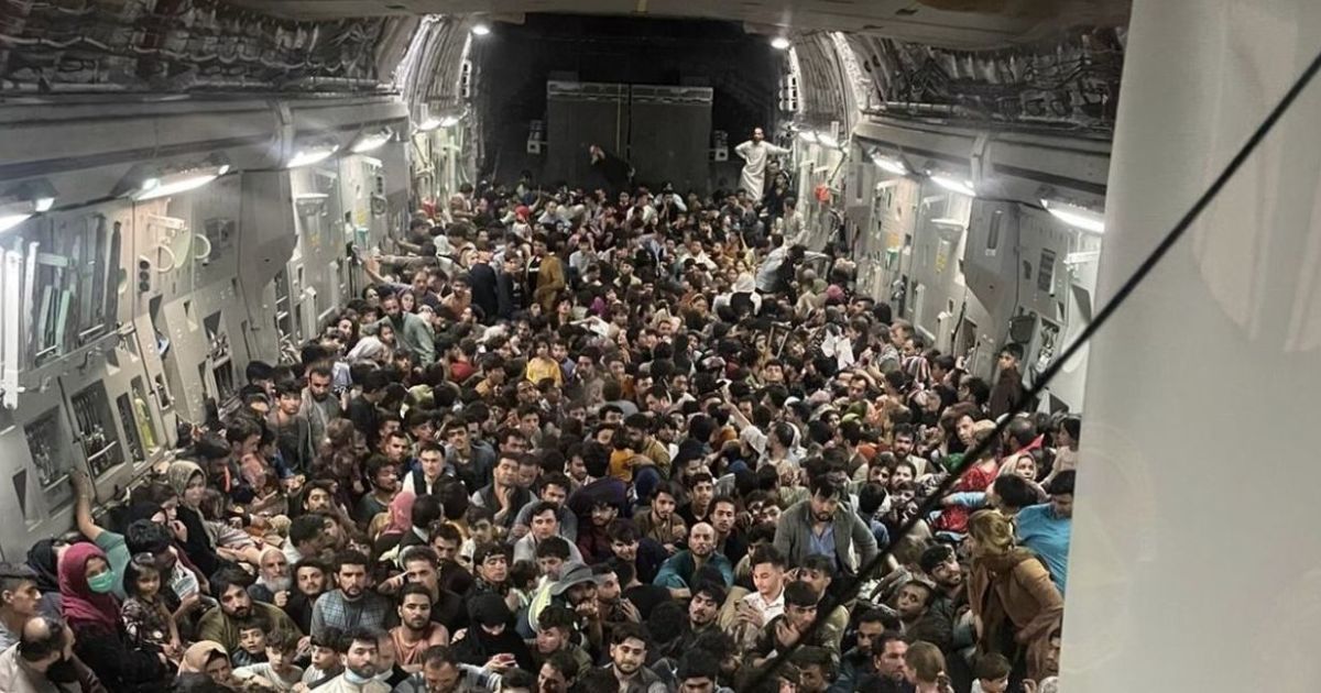 У шасі військового літака США, який вилетів з Кабула, знайшли людські рештки: відео