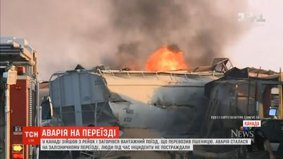 На железнодорожном переезде в Канаде с рельсов сошло 30 вагонов грузового поезда