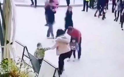 У Китаї зафільмували, як чоловік краде дівчинку посеред торгового центру за спиною родички