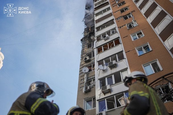 РФ влучила у багатоповерхівку в Києві. / © ДСНС