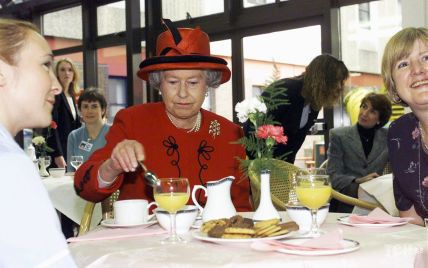 "Несподіваний гість" у королівському салаті: як вишукано Єлизавета II відреагувала на слимака у своїй тарілці