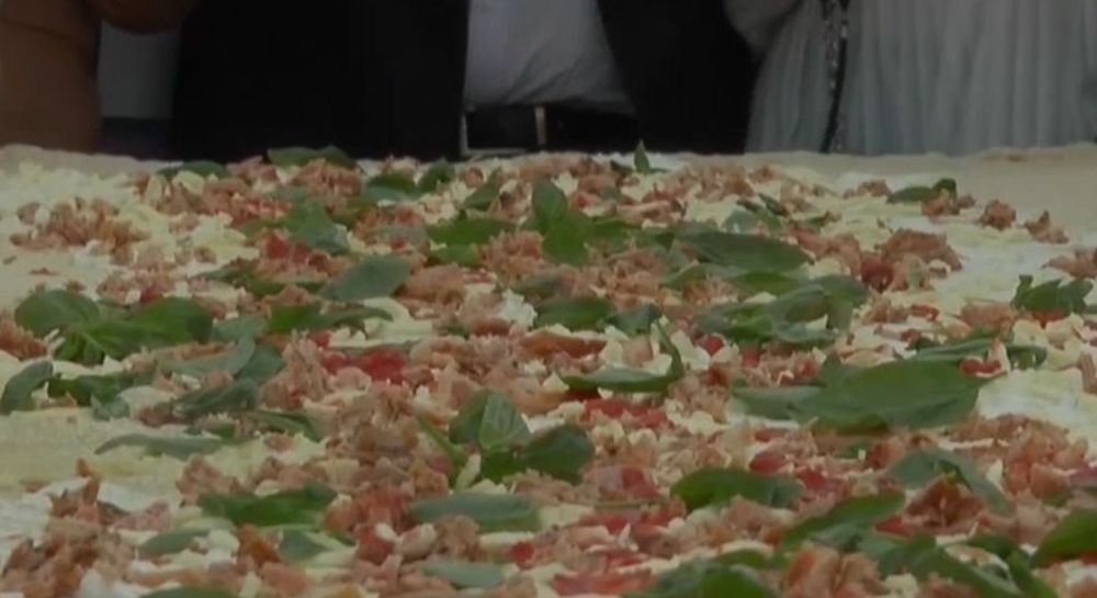 В Неаполе повара приготовили самую длинную в мире жареную пиццу