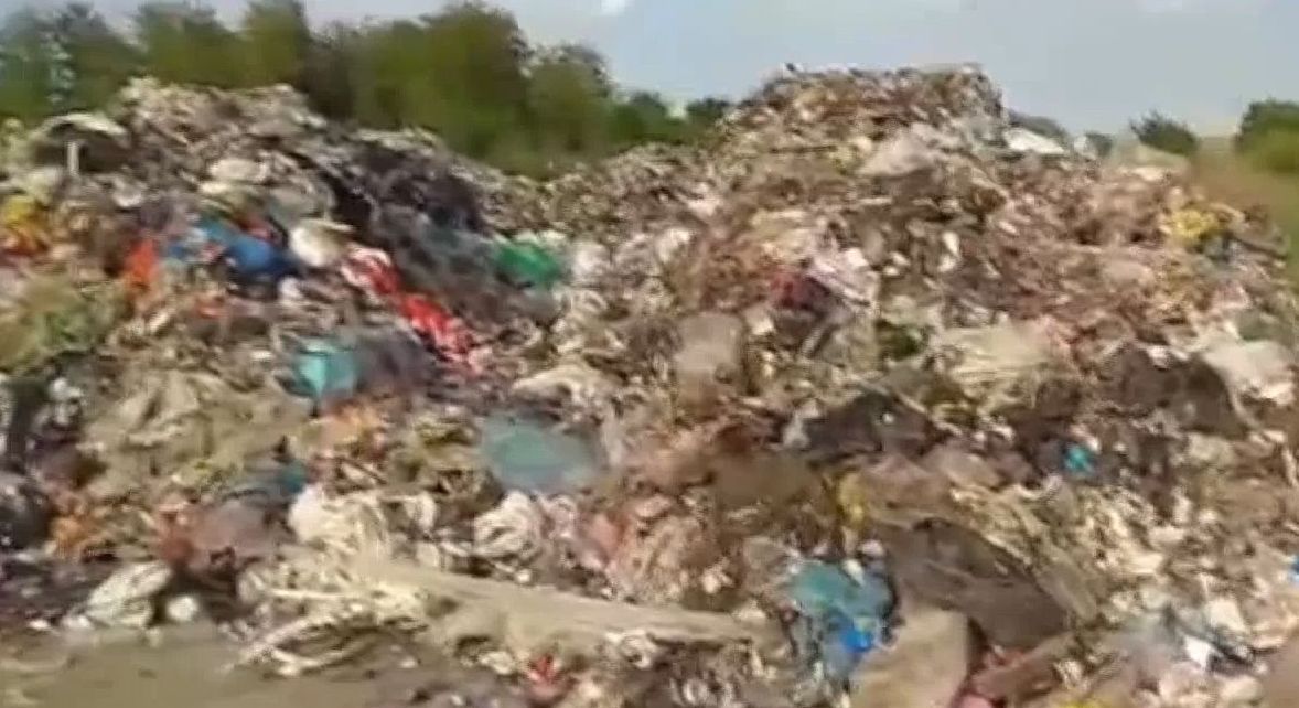 Семь машин Львовского мусора выгрузили неизвестные в Ровенской области