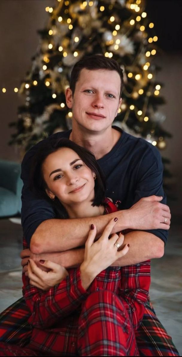 Илона Гвоздева устроила новогоднюю фотосессию с семьей / © instagram.com/ilonagvozdeva