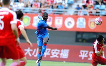 Африканский футболист сломал ногу в матче чемпионата Китая