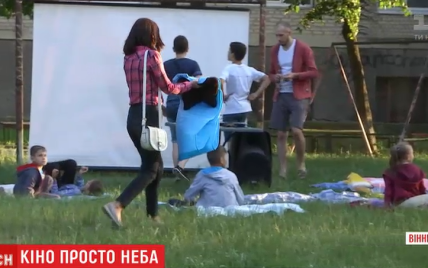 Витягти дітей зі смартфонів: на Вінниччині чоловік облаштував кінотеатр у дворі багатоповерхівки