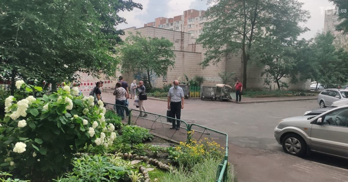Взрыв на Позняках: люди из соседнего подъезда постепенно возвращаются домой