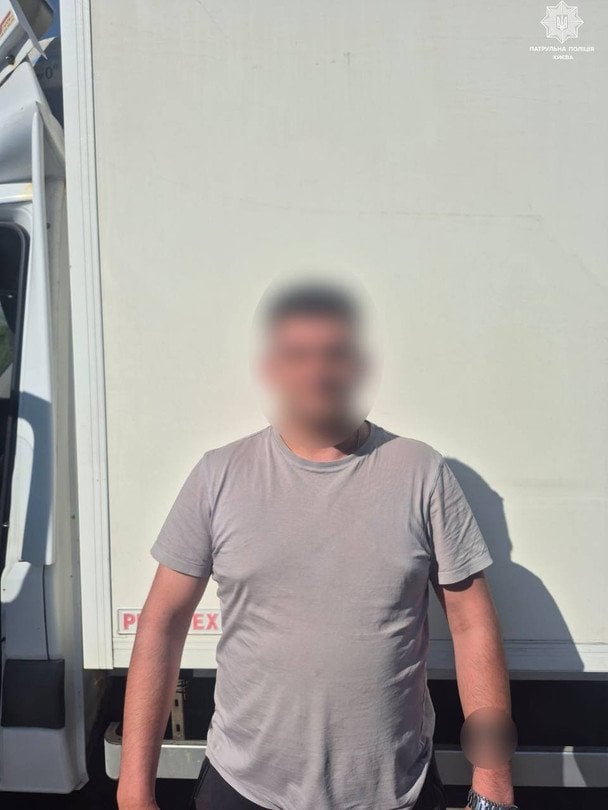 У Києві водій Mercedes стріляв у бік іншого авто. / © Патрульна поліція Києва