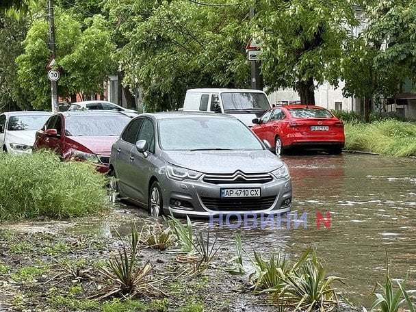 Вулиці пішли під воду, а машини "плавають" по дорозі: обласний центр України накрила негода (відео)