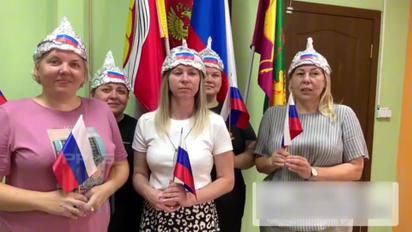 У Росії вчителі вдягнули шапочки з фольги для захисту від НАТО