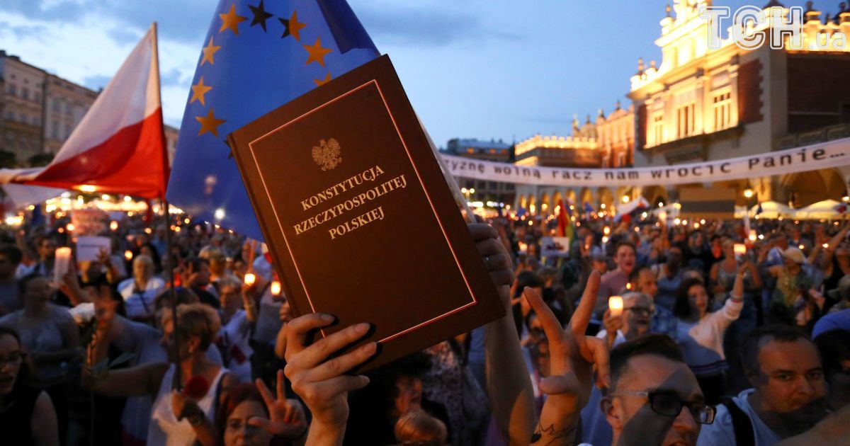 Єврокомісія "взялася" за Польщу через скандальну судову реформу