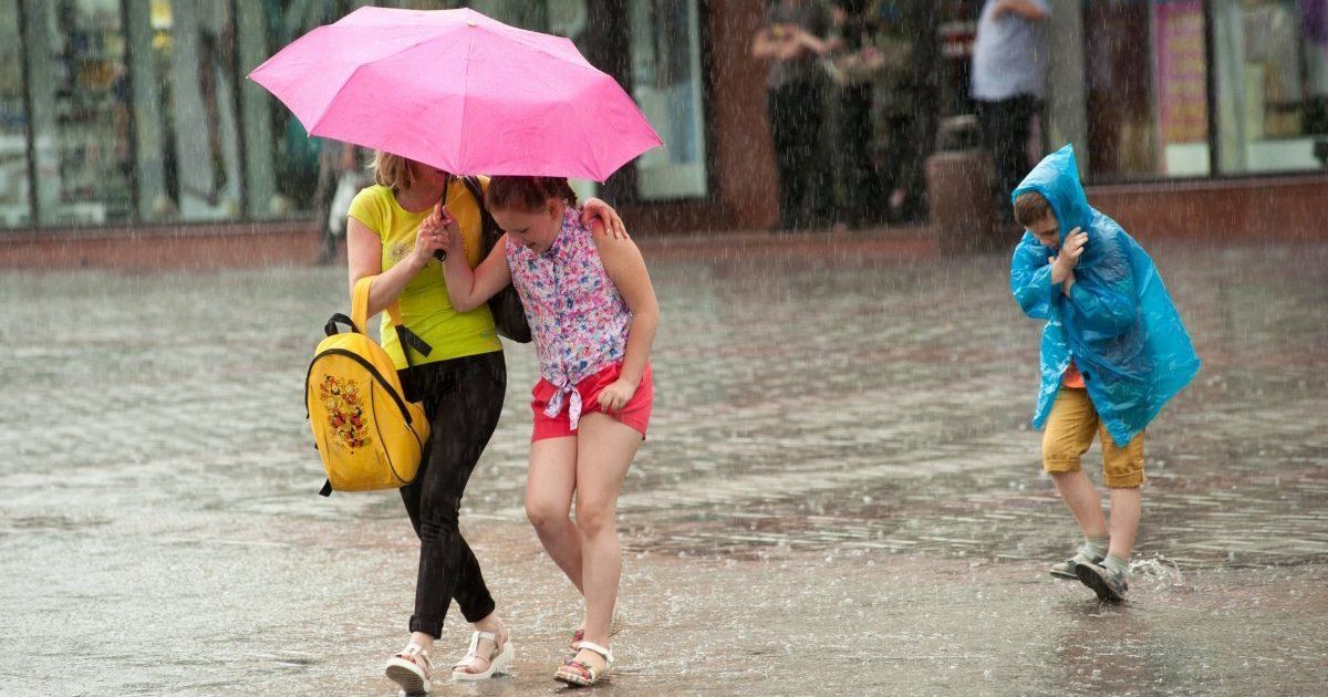 Наслідки злив: в Україні майже 150 населених пунктів залишаються без світла