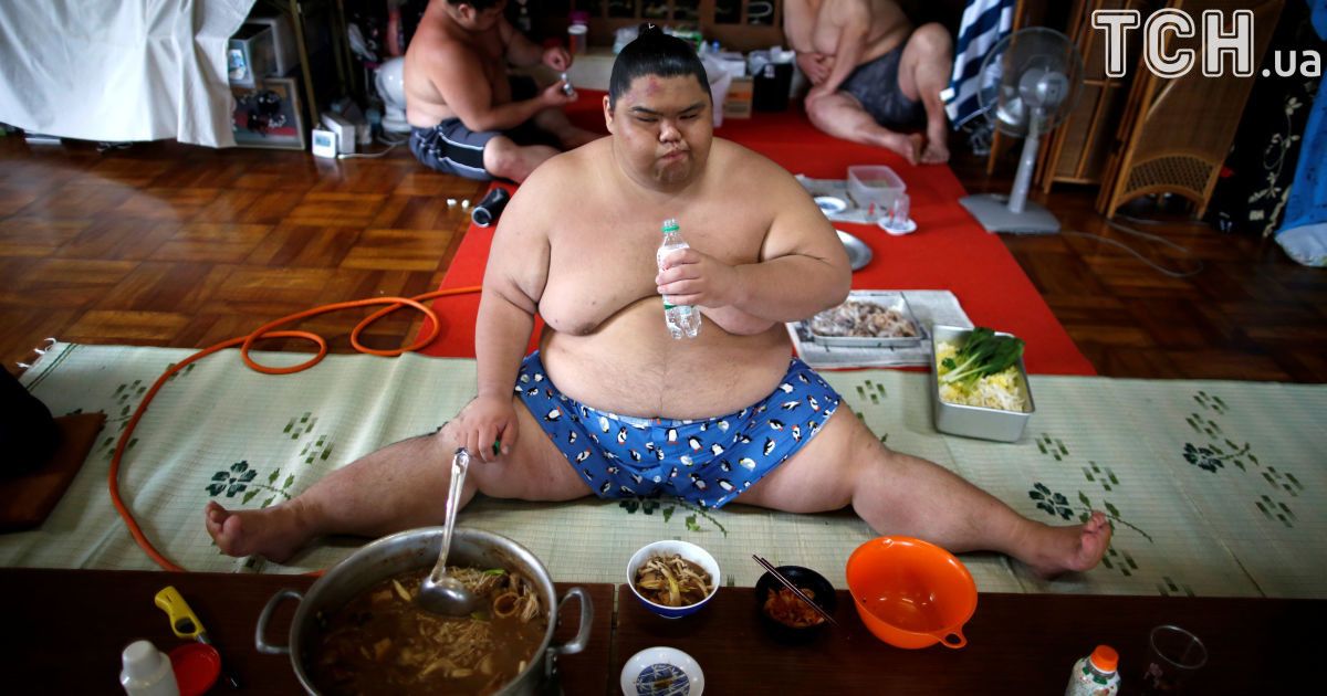 Вживають 8 тисяч калорій на день і сплять із кисневими масками. Reuters показало життя сумоїстів
