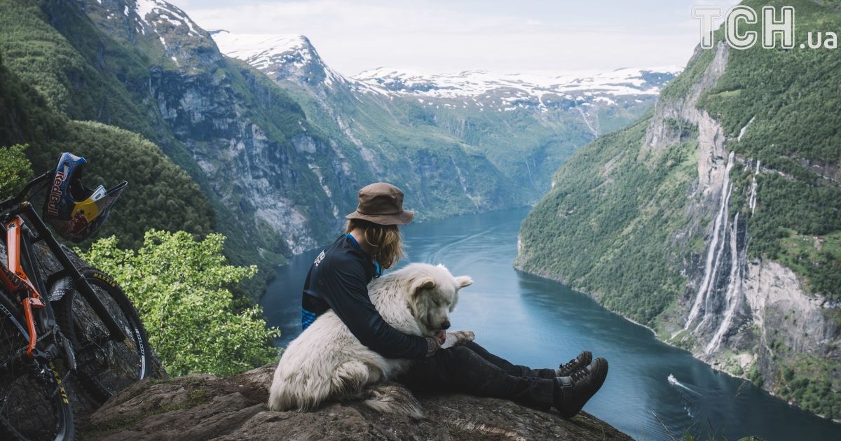 На велосипеді та з вірним собакою. Reuters показало захопливі фото мандрівника в Норвегії