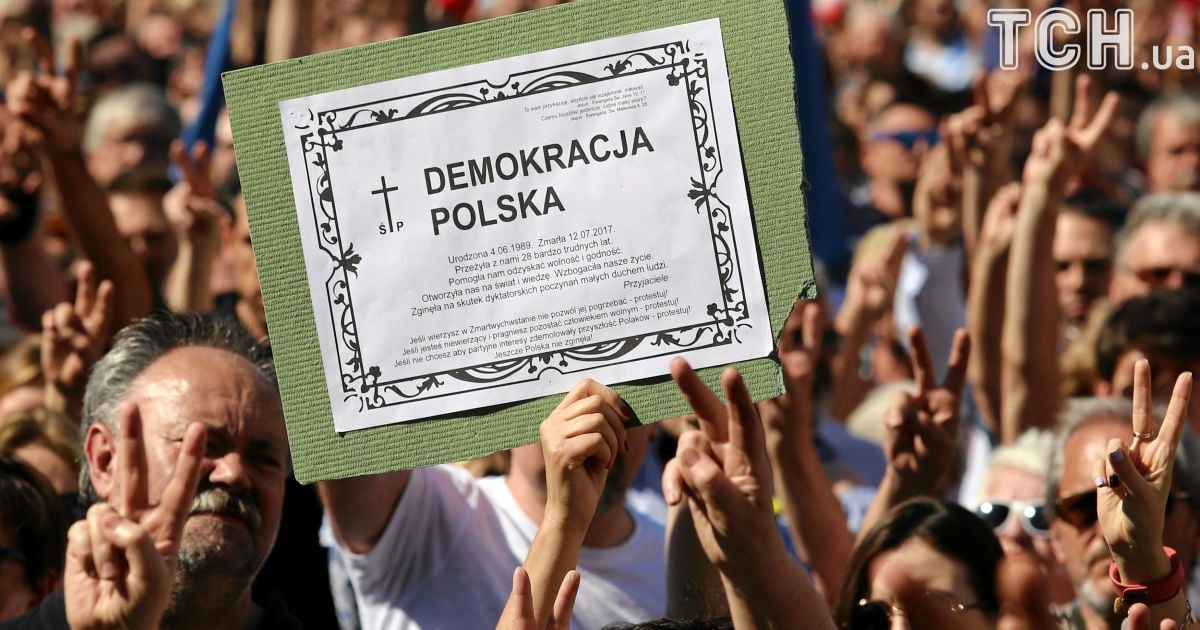 Польщею прокотилися мітинги, щоб нагадати Качинському про долю Януковича