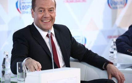 Российский премьер Медведев ввел новые правила пользования кадилом