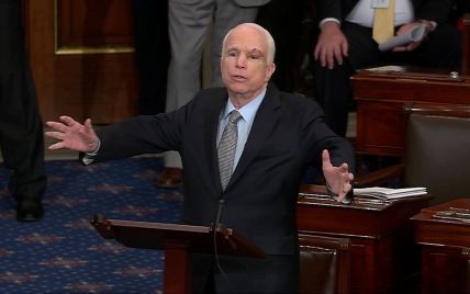 В Сенате США бурными аплодисментами приветствовали возвращение больного раком Маккейна