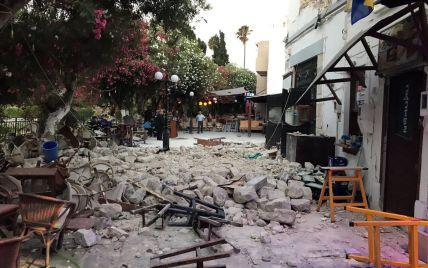 Разбитые дороги и разрушенные здания: мощное землетрясение всколыхнуло Грецию и Турцию