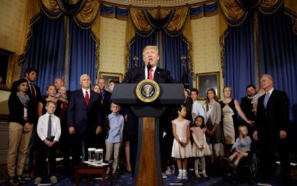 Странно нарисованные брови неизвестной привлекли внимание юзеров во время речи Трампа в Белом доме