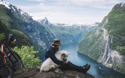 На велосипеді та з вірним собакою. Reuters показало захопливі фото мандрівника в Норвегії