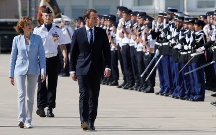 Красивая и стильная: министр Вооруженных сил Франции проводит смотр войск на военной базе