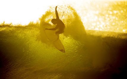 Повелители волн. Reuters опубликовало зрелищные фото серфинга в ЮАР
