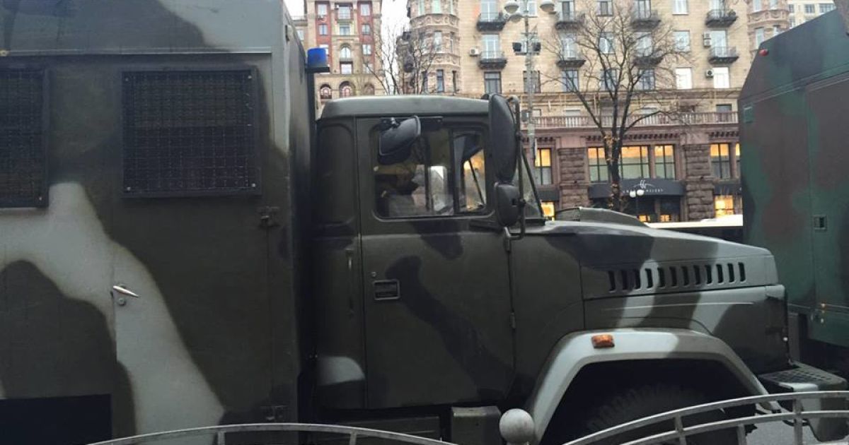 Активісти мітингують у дворі Печерського суду / © Hromadske.tv