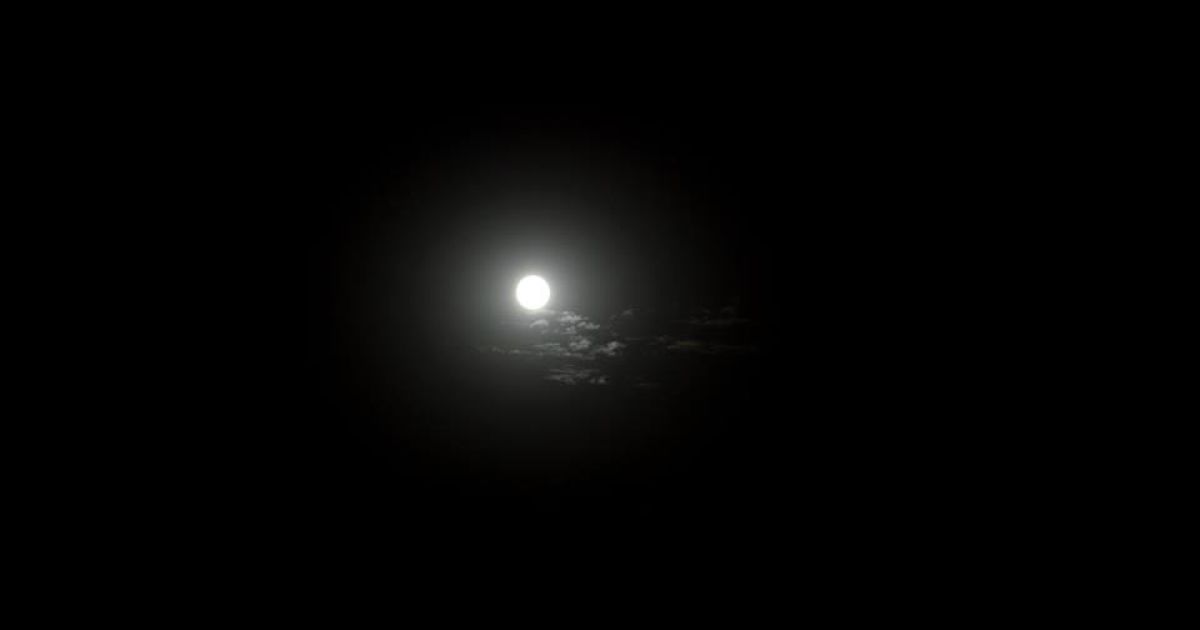 Таким "суперлуние" увидели в разных уголках Земли / © соцмережі