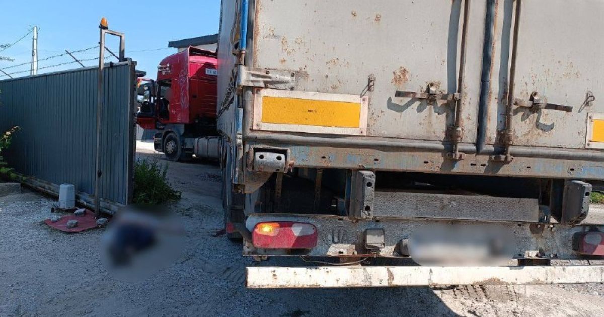 Водитель грузового тягача с прицепом не заметил охранника у ворот