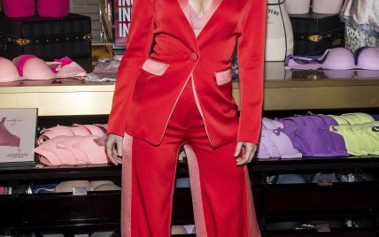 У червоному костюмі з декольте: новий "ангел" Барбара Палвін на презентації білизняних новинок Victoria's Secret