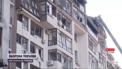 У центрі Києва повністю перекрили квартал: що відбувається біля розбитої ракетами багатоповерхівки