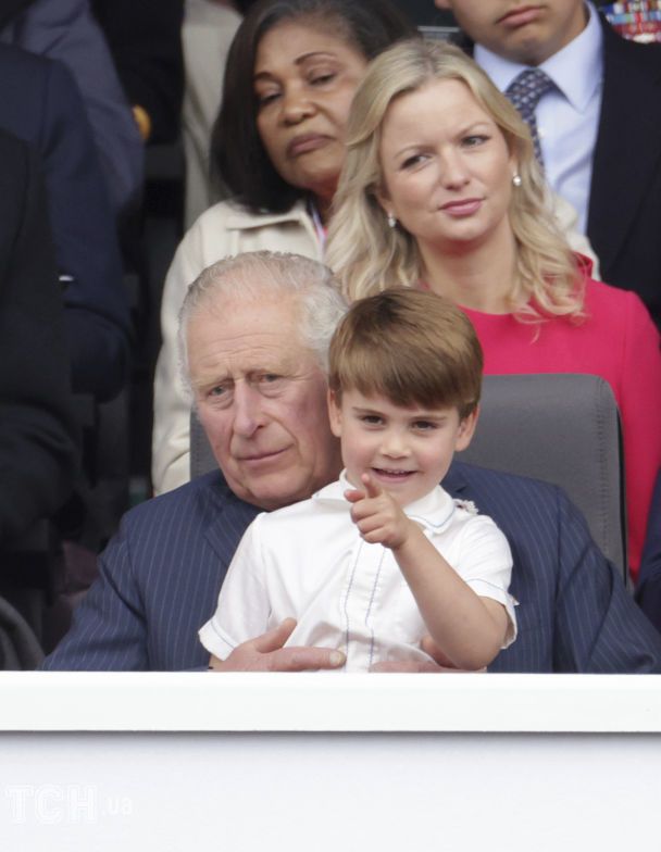 Принц Луї на руках у дідуся Чарльза / © Associated Press