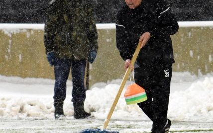 Хозяйственный тренер. Наставник "Яблонца" помог почистить стадион "Динамо" от снега
