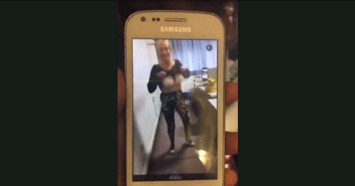 В Италии колоритная учительница информатики устроила стриптиз в школе