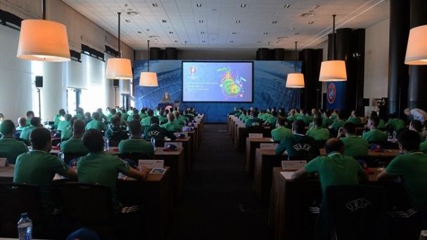 Арбитры готовятся / © uefa.org