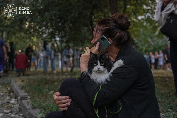 РФ влучила у багатоповерхівку в Києві. / © ДСНС