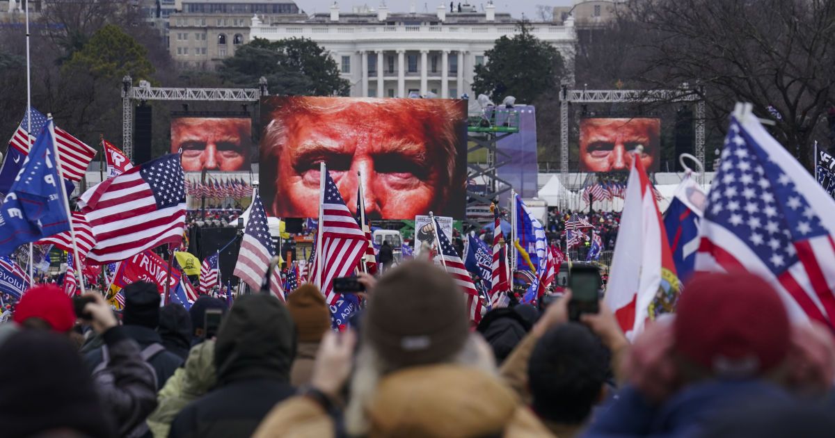 "История запомнит жестокость в Капитолии": Обама считает Трампа подстрекателем протестов