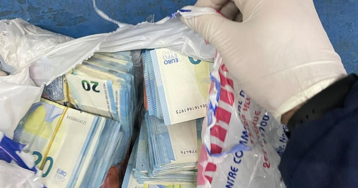 "Нашпигованная" иномарка: украинец пытался незаконно через границу провезти более 1,3 млн грн в валюте