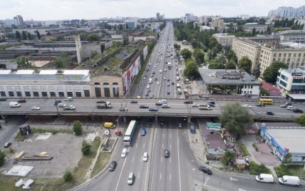 В Киеве продлят работу транспорта, но закроют центральные станции метро на День Независимости