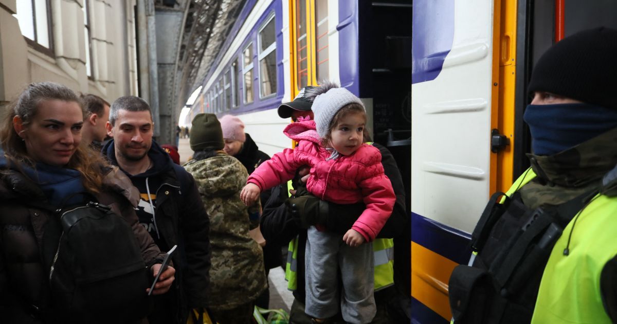 "РФ руйнує життя мільйонів людей": Подоляк назвав кількість українців, які через війну покинули свої міста