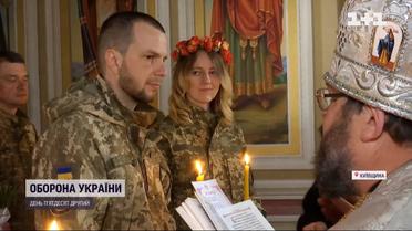 У Ворзелі після тривалої окупації вперше повінчали дві подружні пари військових