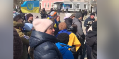 На мітингу в окупованому Бердянську російські військові затримують та нещадно б'ють людей (відео)