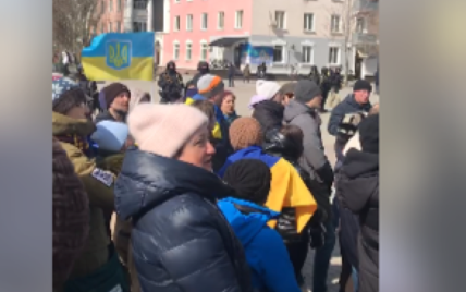 На мітингу в окупованому Бердянську російські військові затримують та нещадно б'ють людей (відео)