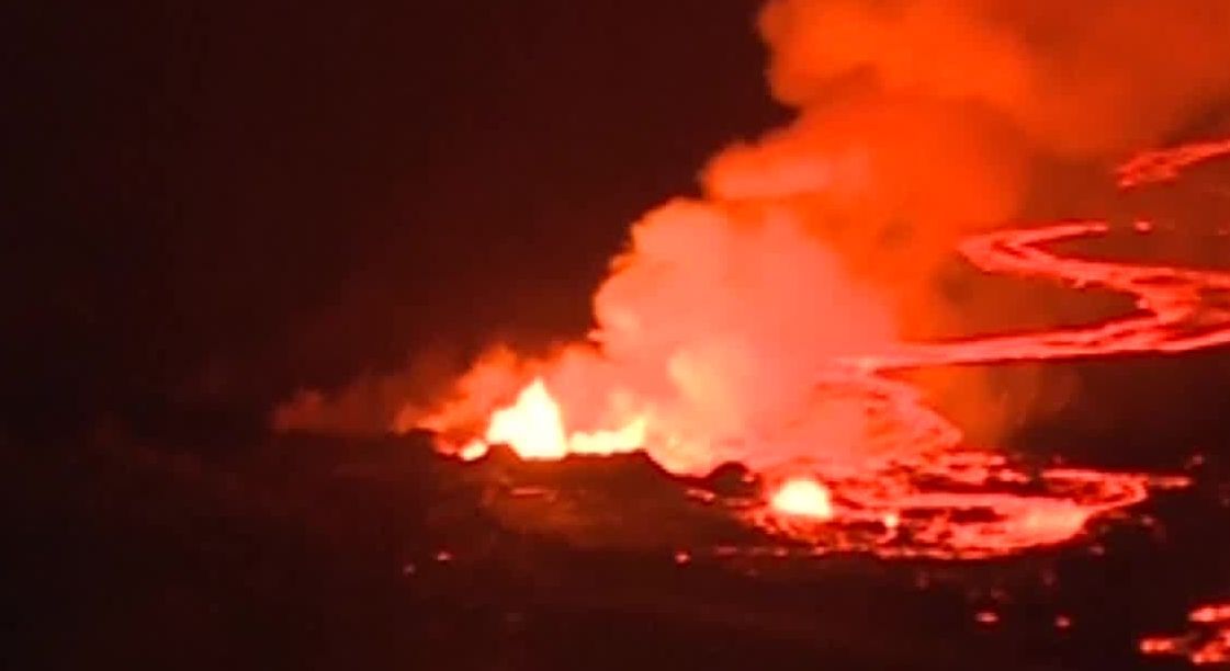 На Гавайях потоки вулканической лавы вплотную подошли к геотермальной электростанции
