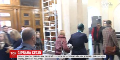 Депутата Гусовського облили зеленкою та закидали яйцями під будівлею Київради