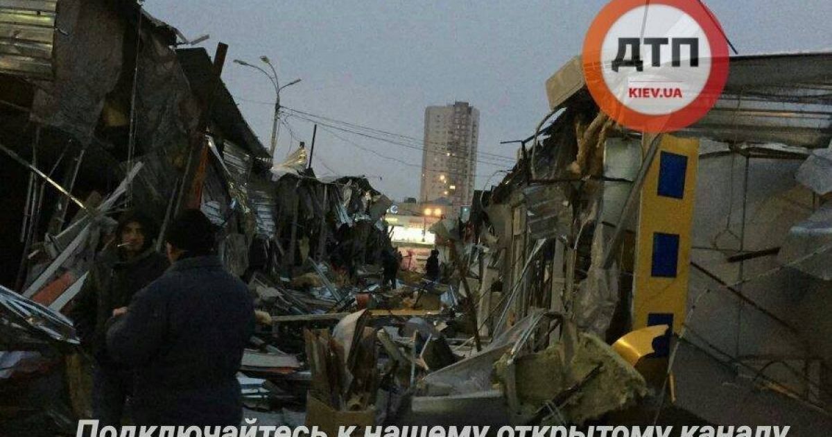В Киеве ночью неизвестные в балаклавах разгромили тракторами МАФы на Оболони