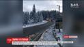Первые пострадавшие и возвращенный рейс: западные области страдают от урагана и снега