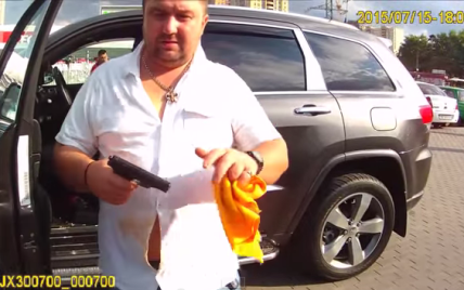 У мережі з'явилося відео із чоловіком, який провокував нову поліцію "ксивою" та пістолетом