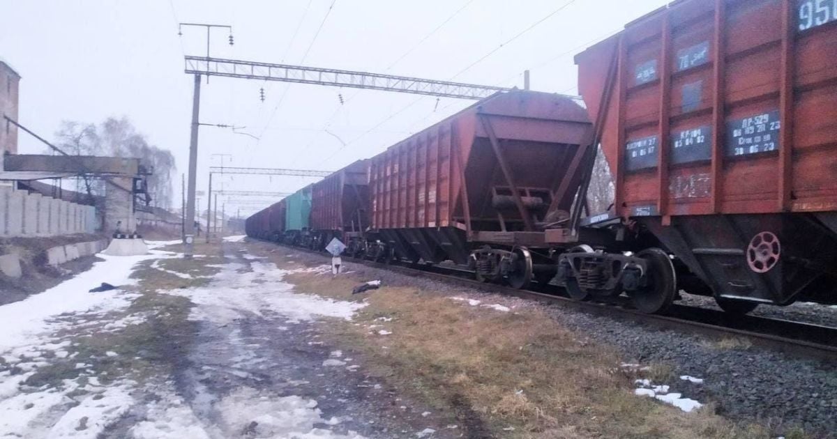 Захотел сократить дорогу: в Ровенской области 19-летнего парня ударило током на крыше поезда